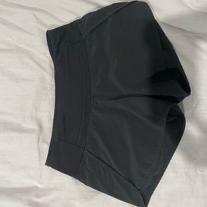 BLACK LULULEMON 2.5 SHORTS